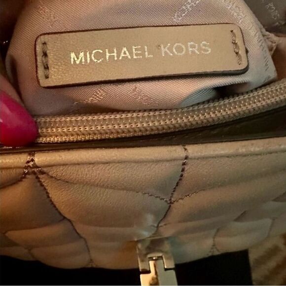 Michael Kors Peyton, taupe leather shoulder bag. - Picture 2 of 8